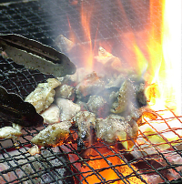 炭火で一気に焼くから旨い！地鶏と炭火の融合！