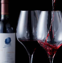 世界各地のワインをお客さまの好みやお料理に合わせてどうぞ。