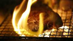 お肉は間伐材の広葉樹の薪で丁寧に焼いて美味しさを引き出します