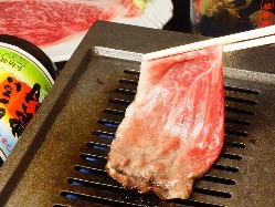 薄切りのお肉を焼く“焼きしゃぶ”はお肉がとろけます！