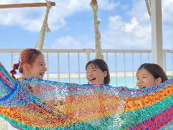 晴れた日は沖縄の海の青さに解放感ＭＡＸのテラス席がオススメ！