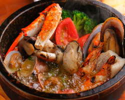 ◆8種類の海鮮をオリーブオイルで 煮込む石焼海鮮アヒージョ♪