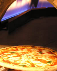 石窯で焼いた熱々のナポリ風ピッツァはパリパリともちもちです。