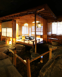 【京の雰囲気の中で】 池の上に佇む趣ある半個室