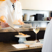 広々としたカウンターで揚げたての天ぷらをご賞味ください