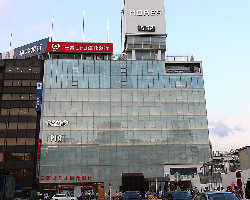 横浜西口駅前モアーズ9階。 お待ち合わせにも大変便利！