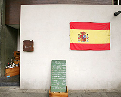 スペイン国旗が目印。