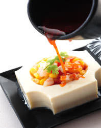 【キノコと海老すり身の豆腐蒸し】 色鮮やかな料理も魅力の一つ