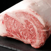 【肉卸直営店】 肉卸の流通網を活用して仕入れる高品質の和牛肉