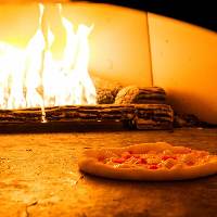 自家製生地を丁寧にのばし高温の石窯で焼き上げたピッツァ