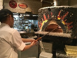 500℃のピザ窯で焼く本格ナポリピッツァ