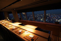 東京の夜景が眼下に広がる地上180mの空間で、贅沢なひと時を。