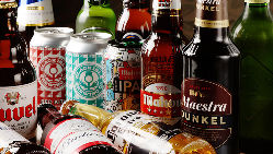 スペインを代表するビール・マオウなど世界のビールが豊富に揃う