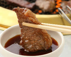 肉と米を繋ぐ、シンプルな醤油ベースのオリジナルタレ