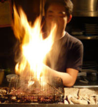 名古屋コーチンの炭火焼。備長炭で豪快に焼き上げます。