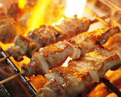 朝〆地鶏を備長炭で絶妙に焼師が 焼いた串焼は通を魅了させる串