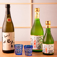 淡路島の千年一酒造で造られる当店オリジナル日本酒が好評です