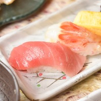 【寿司】 三崎市場から仕入れる新鮮魚介を使用した寿司ネタ
