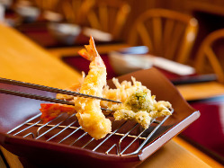 熟練の技で一つ一つ手間暇かけて揚げる天ぷらをご堪能下さい