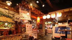 沖縄の市場をイメージした店内です。産直食材をどうぞ！