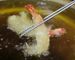 【船内で調理】 名物揚げたての天ぷらはカラリとした食感が魅力