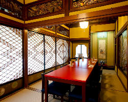 豪華な桃山調彫刻が随所に 施された日本建築のお部屋です