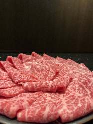 こだわりのお肉を生切りでご提供。肉本来の旨味と食感が特徴です