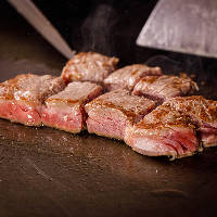 黒毛和牛ステーキは、レアに焼き上げ、脂身と赤身の旨味を凝縮