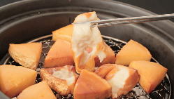 必食の燻製料理は豪快に土鍋でご提供。ぜひご賞味ください！