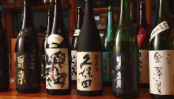 日本酒は定番からプレミアムな一杯まで、全30種以上の品揃え