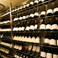【圧巻のワインセラー】 常時300種以上のワインをご用意しております