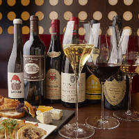 世界各地から集めたワインは200種類600本以上を店内に常備