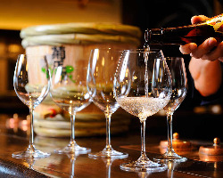 ブルゴーニュグラス等、ソムリエの資格も持つ利き酒師セレクトのワイングラスで。