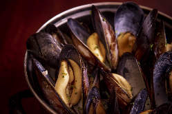 名物！！ベルギー伝統料理「ムール貝のキャセロール蒸し」は絶品