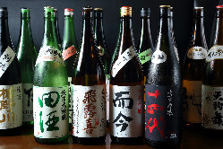 全国から届く30種類以上の日本酒。