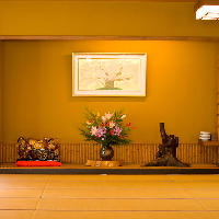 [和の装飾] 生花や絵画などが飾られた部屋は趣のある空間に