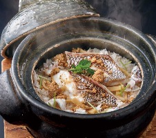 【虎連坊の名物】土鍋で炊く「鯛飯」を是非ご堪能くださいませ。