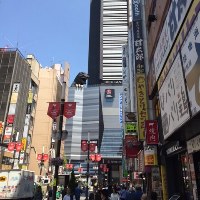 新宿のランドマーク ゴジラビルの1階に当店がございます！