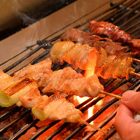 【炭火串焼き】 備長炭でじっくり焼き上げた串焼きは必食！