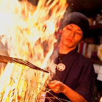 浜松町で！豪快な火柱を上げる 「藁焼きカウンター」