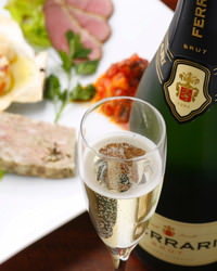 前菜盛合せはイタリアのシャンパン スプマンテで乾杯！