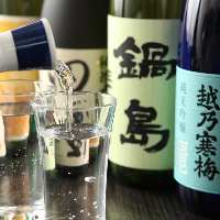 九州から青森まで地酒を季節に応じて仕入れております。