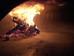 自慢のピッツァは薪窯焼き！ 400℃で一気に焼き上げます。