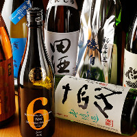 鶏料理とご一緒に店主自らセレクトした日本酒やワインを味わう。