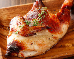 特製調味タレに漬込んだ鶏肉を「焼・蒸・揚」の調理法でご提供！
