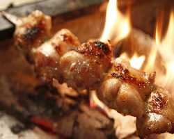 国産ひな鶏を30㎝の串に刺して 炭火で豪快に焼きます！