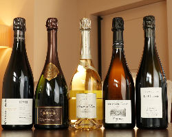 フランス産を中心にワインの銘柄は300種類以上を揃える。