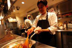 「予約が取れない料理教室」著者でも有名な 加藤政行シェフ。