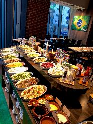 ブラジルの野菜や郷土料理が60種以上並ぶビュッフェを堪能
