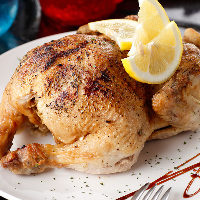 【ガーリックチキン丸焼き】 鶏1羽を丸ごと豪快に焼き上げた自慢の逸品